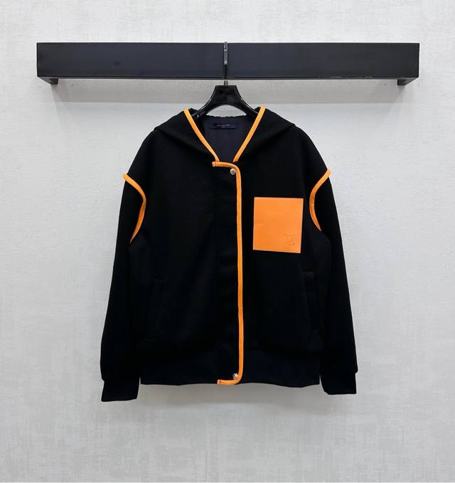 Louis Vuitto*2025新品上架 压花捆边连帽外套 定制Yb进口材质 光泽舒适垂顺 胸前饰以标志性皮革字母徽标撞色口袋装饰 配合通体撞色捆边设计 增添