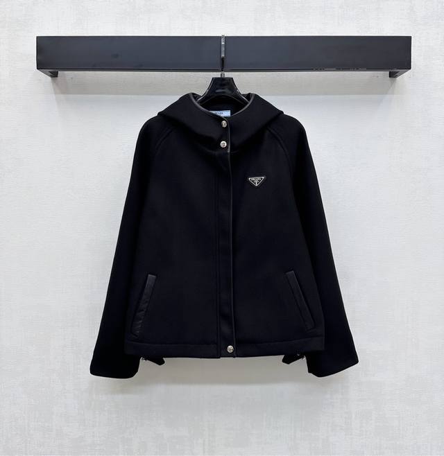 Prad*2025新品上架 连帽夹克外套 定制Yb进口毛呢材质 光泽舒适垂顺 胸前点缀标志性三角徽标装饰 彰显品牌调性 落肩版型配合皮革捆边设计 增添造型层次感