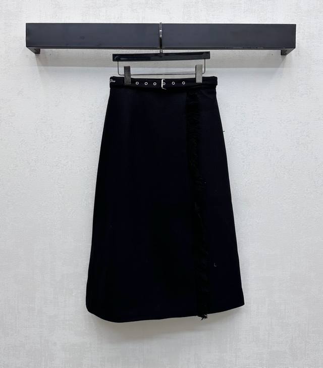 Dio*2025新品上架 腰带毛须半裙 定制Yb进口精仿羊毛材质 高级垂顺有型 沿用本布穿孔腰带调节设计 配合立体腰线收型处理毛须裙边设计 增添造型层次感 腰间