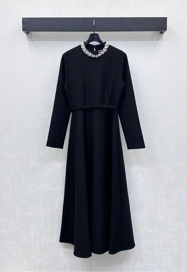 Dio*2025新品上架 钉珠腰带连衣裙 定制Yb进口棉毛材质 光泽垂顺舒适 通体素色利用裁剪和细节提升精致度 后背拉链开衩设计配合腰间穿孔腰带调节勾勒曲线 增