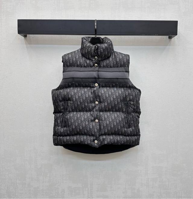 Dio*2025新品上架 立领提花羽绒棉马甲 定制Yb进口提花材质 内里羽绒棉填充 整件轻盈保暖 胸前横向条纹撞色延伸至后背搭配标志性字母徽标元素 彰显品牌调性