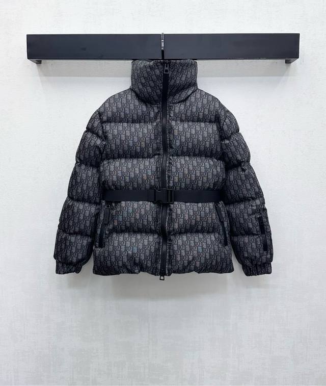 Dio*2025新品上架 立领提花腰带羽绒外套 定制Yb进口提花材质 内里羽绒棉填充 整件轻盈保暖 通体满铺标志性字母提花元素 彰显品牌调性 腰间弹力按扣调节配