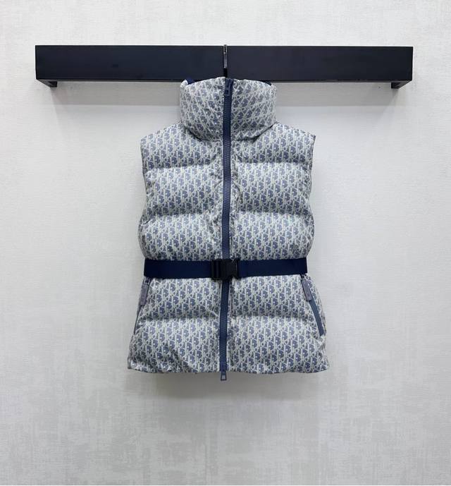 Dio*2025新品上架 立领提花腰带羽绒马甲 定制Yb进口提花材质 内里羽绒棉填充 整件轻盈保暖 通体满铺标志性字母提花元素 彰显品牌调性 腰间弹力按扣调节配