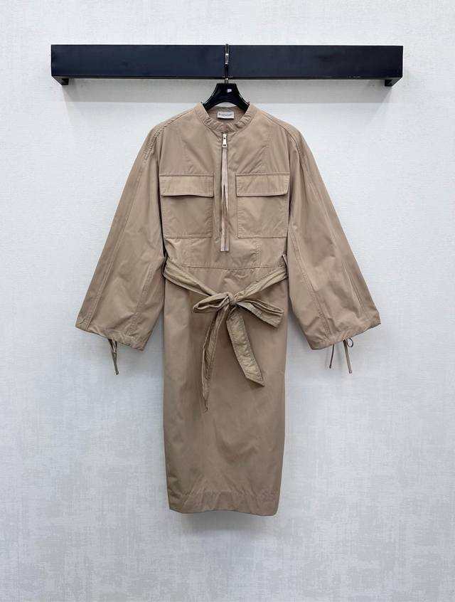 Moncle*2025新品上架 立领腰带连衣裙 定制Yb进口风衣材质 挺括舒适有型 落肩版型设计配合半开襟刻印拉链调节处理 彰显品牌调性 胸前对称翻盖口袋袖口抽