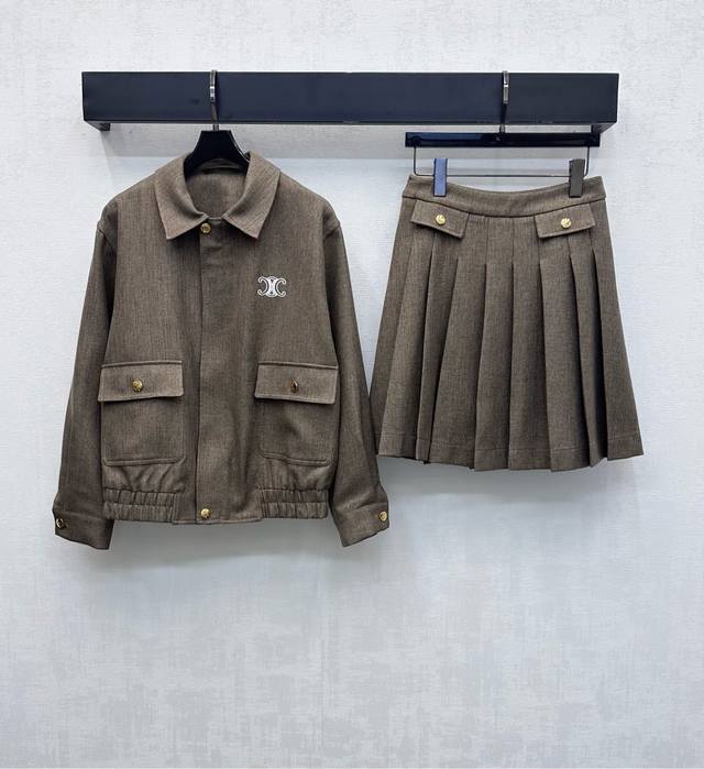 Celin*2025新品上架 夹克外套百褶半裙套装 定制Yb进口材质 垂顺舒适质感 胸前点缀标志性凯旋门徽标装饰 彰显品牌调性 对称翻盖口袋配合开模金色按扣调节