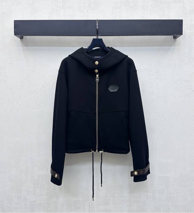 Louis Vuitto*2025新品上架 连帽抽绳夹克外套 定制Yb进口空气棉材质 光泽舒适有型 胸前袖口点缀字母皮标装饰 内里满铺提花元素 彰显品牌调性 开