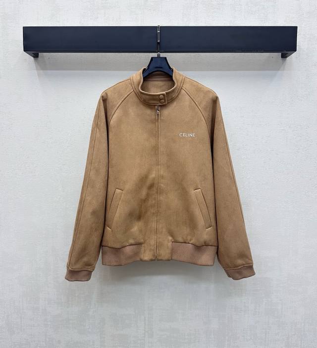 Celin*2025新品上架 立领麂皮夹克外套 定制Yb进口麂皮材质 工艺处理呈现微微绒感 立领落肩版型配合开襟拉链调节设计 增添造型层次感 胸前点缀标志性字母