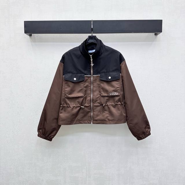 Prad*2025新品上架 抽绳收腰夹克外套 定制Yb进口再生尼龙材质 挺阔舒适有型 胸前贯穿背后沿用白色捆条拼接撞色设计 呼应对称翻盖口袋上缘 形成颜色碰撞