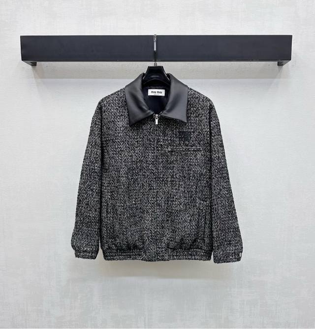 Miumi*2025新品上架 拼皮领编织外套 定制Yb进口羊毛呢材质 细腻有型 通体黑灰色系线织配色 适配秋冬文艺范休闲穿搭 沿用拼接皮领碰撞设计 增添造型层次