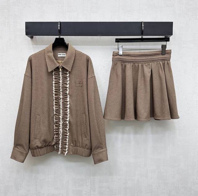 Miumi*2025新品上架 蕾丝花边外套短裙套装 定制Yb进口人棉材质 质感细腻 品相高级 大身沿用美拉德棕色细格纹元素 配合前襟拉链对称白色蕾丝花边装饰 撞