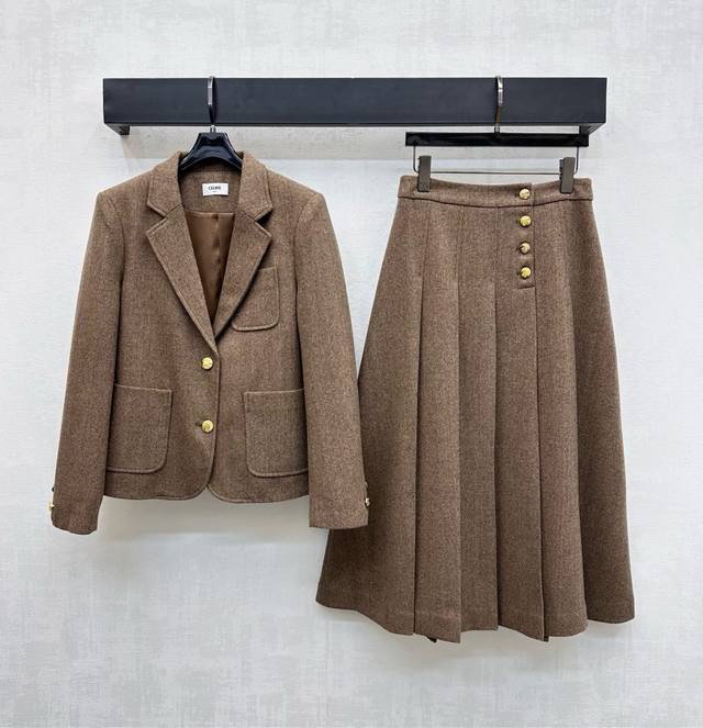 Celin*2025新品上架 廓形西装外套半裙套装 定制Yb进口精仿羊毛材质 质感细腻 垂顺有型 饰以枪驳领搭配对称口袋版型 增添造型层次感 成衣重工金属纽扣刻