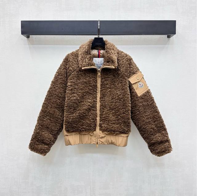 Moncle*2025新品上架 泰迪毛绒羽绒外套 定制Yb进口泰迪毛绒尼龙材质 内侧长方形压纹羽绒填充 整体保暖轻盈 手臂外侧翻盖口袋点缀标志性徽章装饰 彰显品