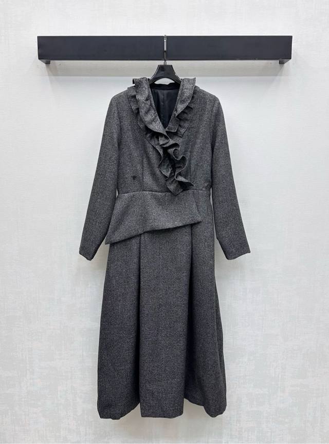 Dio*2025新品上架 可拆卸花边连衣裙 定制Yb进口精纺羊毛材质 质感光泽高级 领口前襟沿用可拆卸木耳花边造型设计 配合立体压褶裙摆处理 增添造型层次感 腰