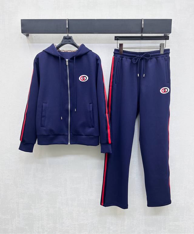 Gucc*2025新品上架 连帽抽绳外套长裤套装 定制Yb进口斜纹棉材质 挺括舒适有型 成衣点缀标志性字母徽章装饰 配合上衣里布融入菱格双G字母提花元素 彰显品