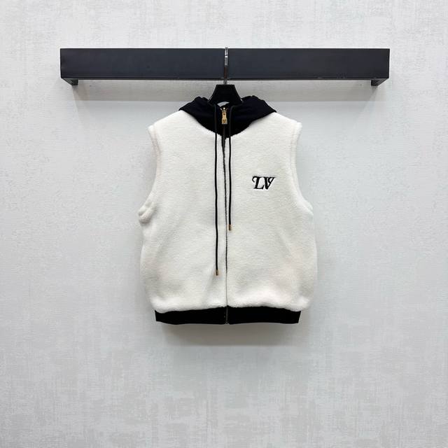 Louis Vuitto*2025新品上架 两面穿羊羔绒马甲 定制Yb进口羊羔绒斜纹棉材质 毛量充足防风御寒 沿用两面穿设计 一面毛绒柔软亲肤 一面棉料时髦百搭