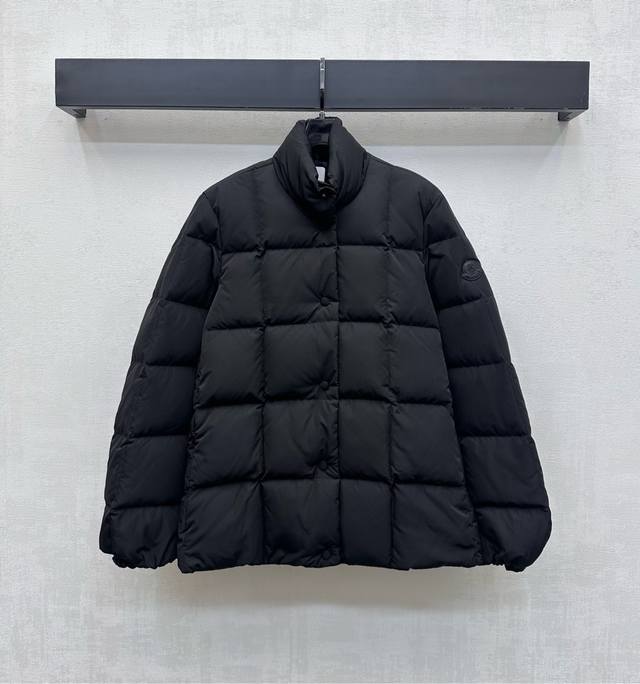 Moncle*2025新品上架 长方压纹立领羽绒服 定制Yb进口尼龙材质 内里白鹅绒填充 整件轻盈保暖 沿用长方压纹处理 配合双侧大容量拉链口袋装饰下摆抽绳调节