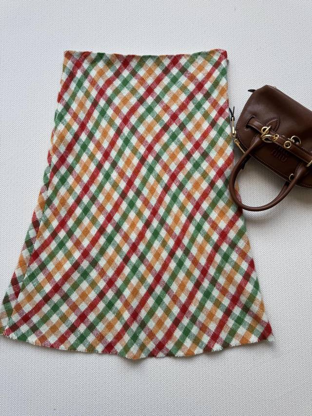 Miumi* 秋冬新品，时髦分子风气质A字半裙！甜酷兼备美拉徳色系穿搭。原版定制面料半身裙！上身减龄少女风气质时髦又帅气！版型百搭不挑人，斜拉链点缀 随意搭配都