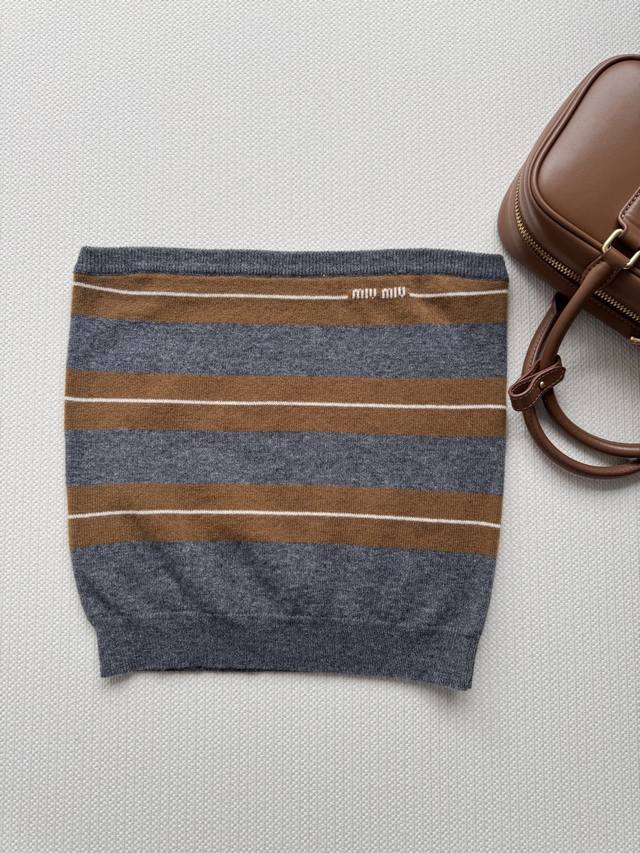 Miumi* 25款 经典微标针织抹胸上衣。原版开发！高版出品！区别市面版本，超显瘦小蛮腰 真的泰酷辣！最新系列单品 强烈推荐 经典刺绣工艺 给整体造型带来视觉