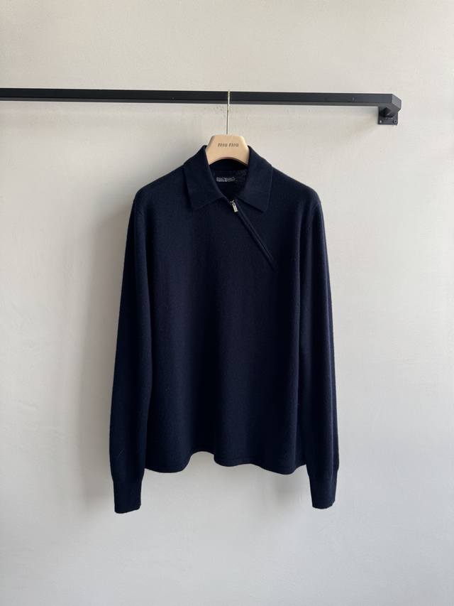 Miumi* 25Fw早秋新款 时髦尖子生减龄针织织Polo。原版开发！高版出品！超级叠搭神器！不规则侧拉链设计，定制山羊绒纱线！气质少女风减龄甜美气息，不挑人