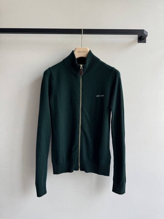 Miumi* 25Fw早秋新款 墨绿色拉链立领羊毛开衫 原版开发！高版出品！采用百分百羊毛材质面料，触感软糯如云朵，保暖性与亲肤性兼具，早秋单穿优雅高级，深秋叠