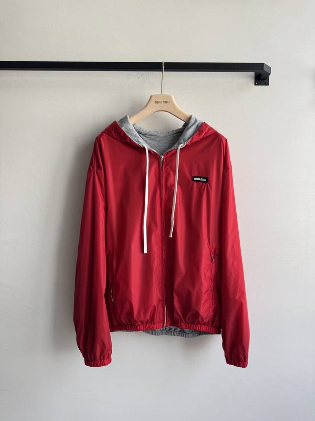 Miumi* 25Fw早秋新款 双面可穿连帽卫衣外套。原版开发！高版出品！100%棉柔软舒适版型偏大，一面棉一面运动服风衣材质，双面风格不同。定制字母五金拉链头