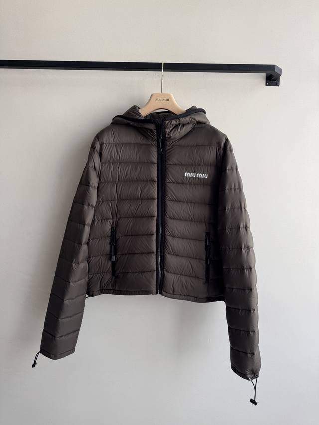 Miumi* 25Fw秋冬新款 徽标刺绣轻薄款连帽羽绒服外套丨原版开发！高版出品！填充新国标90白鹅绒，面包条格都被填充的满满当当！内里填充物均经过严格的挑选工