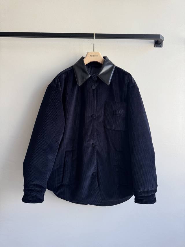 Miumi* 25Fw秋冬新款 皮领落肩单排扣宽松 原版开发 高版出品！甄选复古质感的灯芯绒面料，软糯肌理里藏着随性腔调；皮质翻领碰撞灯芯绒衣身，甜酷反差感拉满