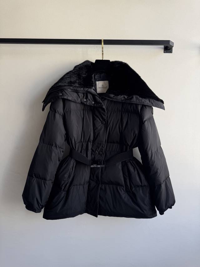Moncle* 新品大翻毛领腰带羽绒外套 定制Yb防水防风尼龙材质 白鹅绒填充内里 整件轻盈保暖 大翻毛领羽绒棉服外套剪裁 毛量充足 防风御寒 穿出大女主贵气飒
