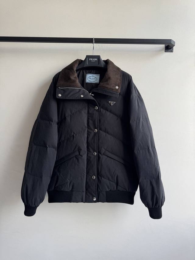 Prad* 25Fw秋冬新款 三角徽标立领府绸质感羽绒服夹克外套 原版开发！高版出品！以立领设计重构经典轮廓，90白鹅绒填充，棕色灯芯绒领口的复古质感与黑色府绸