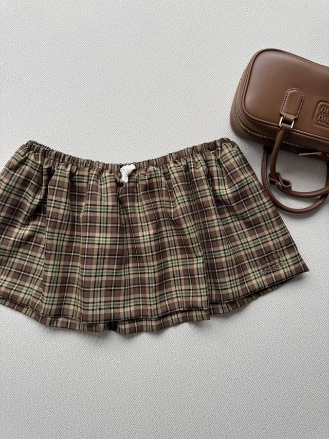 Miumi* 25Fw早秋新款 经典复古格子芭蕾短半裙丨原版开发！高版出品！以棕黄格纹编织出浓郁复古氛围，恰似从英伦旧影中走出的少女诗篇。高腰 A 字版型利落上