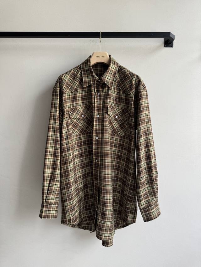 Miumi* 25Fw秋冬新款 复古羊毛格子长袖衬衫丨原版开发！高版出品！选用质感上乘的羊毛面料，复古棕绿格纹自带岁月沉淀的时髦感，利落的翻领设计修饰颈部线条，