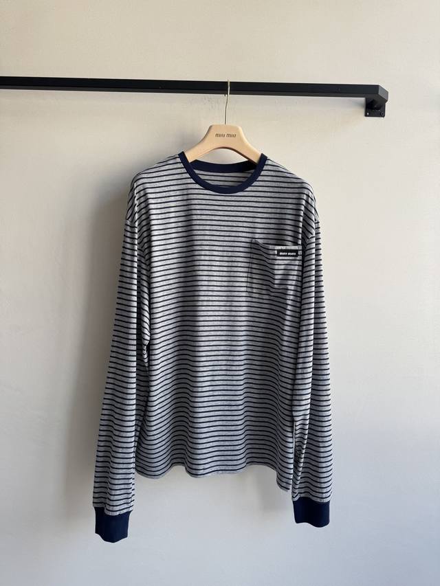 Miumi* 25Fw早秋新款 基础款窄条纹 Logo长袖 T 恤丨原版开发！高版出品！以灰底藏蓝细条纹为核心，复古学院风扑面而来；领口与袖口点缀藏蓝罗纹，利落