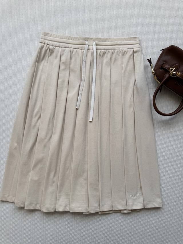 Miumi* 25Fw早秋新款 微标刺绣棉质百褶半裙原版开发！高版出品！棉质丝棉面料 饰有品牌标识刺绣徽标松紧腰，宽松弹力版型 休闲百搭现货 Sml.