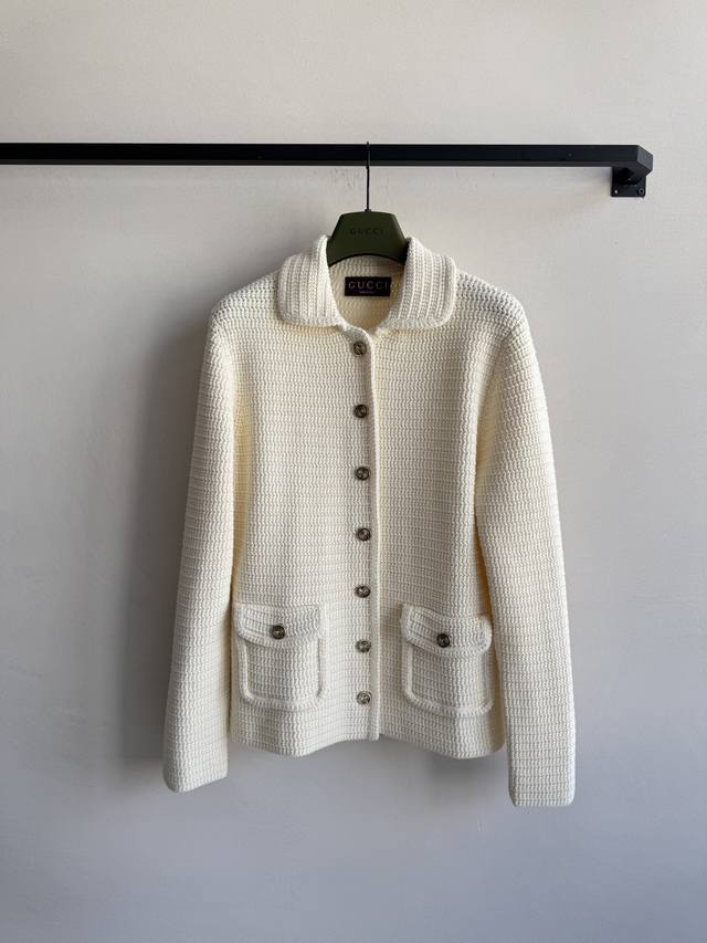 Gucc* 新款开衫外套，秋冬的氛围感是针织衫给的～温暖舒适的米色，自带松弛慵懒感搭配G家金属纽扣，ＳＭＬ.