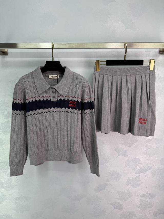 Miumi*2025早秋新款翻领长袖百褶裙套装！定制羊毛纱线织造 细腻肌理 柔软舒适 翻领长袖上衣版型 半开襟纽扣设计便利穿脱 竖列镂空钩针花纹横穿撞色波浪纹