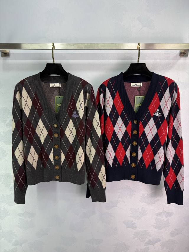 西太*2025早秋新款菱格V领针织长袖开衫！定制进口羊毛纱线织造 密度细针织造 清晰毛感肌理 舒适亲肤 V领针织开衫剪裁 通体菱格交错多色分布 领口袖口衣摆螺纹