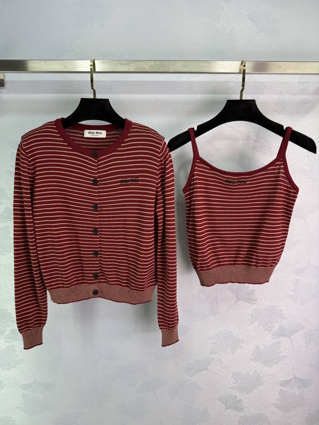 Miu*25早秋新款条纹针织套装 经典款背心开衫两件套 胸前小Logo刺绣 圆领设计显瘦 面料柔软舒适 可内搭可外穿 四季时髦精穿搭首选 一款可盐可甜！3色3码