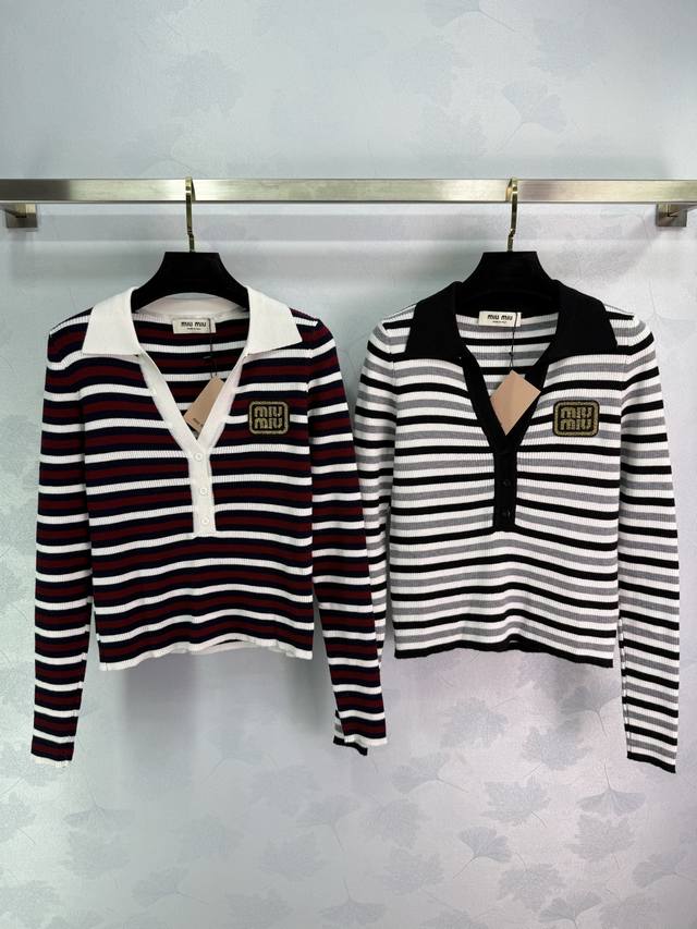 Miumi* 2025早秋新款翻领撞色条纹针织长袖上衣！定制羊毛纱线织造 质感高级 舒适柔软 Polov领针织长袖剪裁 通体两色条纹交织肌理 胸前彰仔字母Log