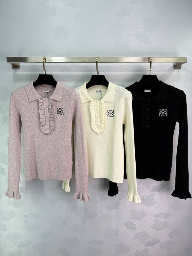 Loe*25早秋新款翻领针织衫 胸前经典Logo刺绣 配荷叶边设计 超级显气质～优质羊毛混纺 手感特别舒服 翻领设计很特别 半开襟款式显瘦 袖口还有荷叶边装饰
