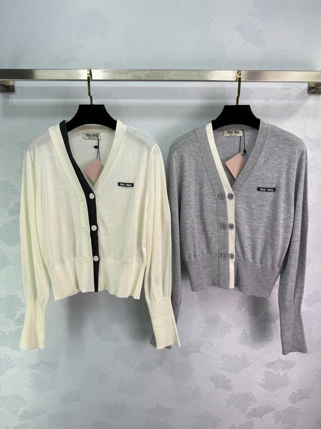 Miu*2025早秋新款V领针织开衫 简约大气的设计 撞色拼接 胸前Logo点缀 单排扣设计 上身效果超好看！2色3码Sml