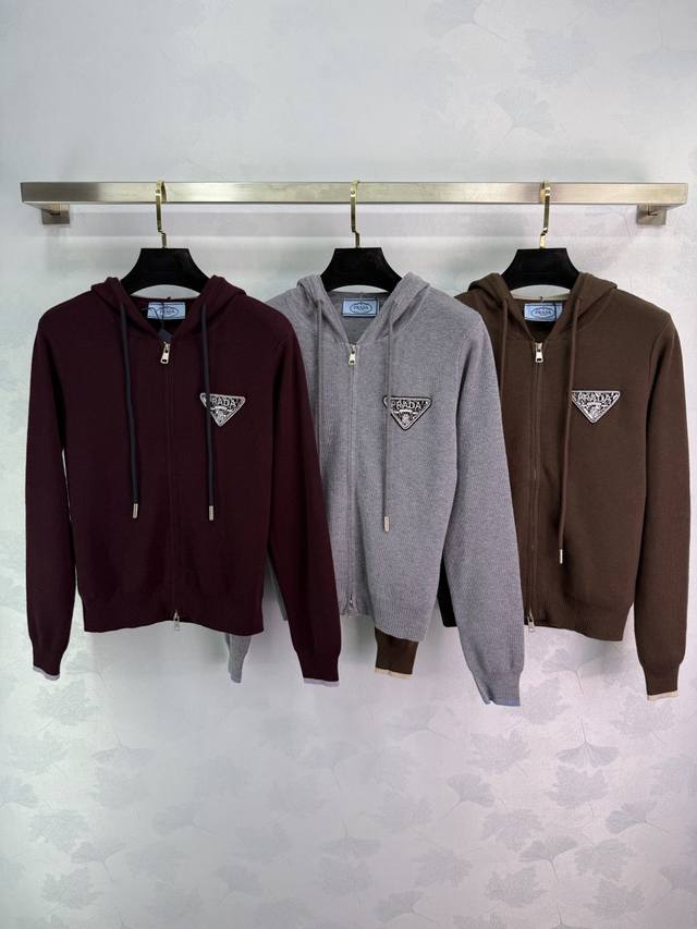 Pr*25早秋新款连帽针织开衫 双头金属拉链设计 前胸Logo刺绣 休闲百搭 百搭款式不挑年龄肤色 上身时髦洋气！3色3码Sml