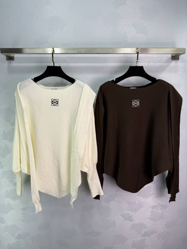 Loew*2025早秋新款圆领针织长袖！定制羊毛纱线织造 密实细针工艺 呈现明显肌理 舒适有型 套头针织长袖剪裁 大身素色打底固定系带设计袖口定制纽扣装饰搭配形