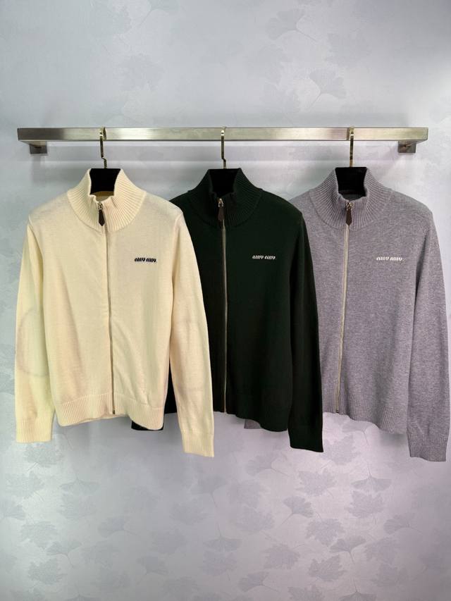 Miumi*2025早秋新款立领拉链长袖开衫！定制羊毛纱线织造 质感高级 舒适柔软 针织开衫剪裁 立领领口更保暖有设计感 通体细密针织肌理 配合正肩版型 轻松显