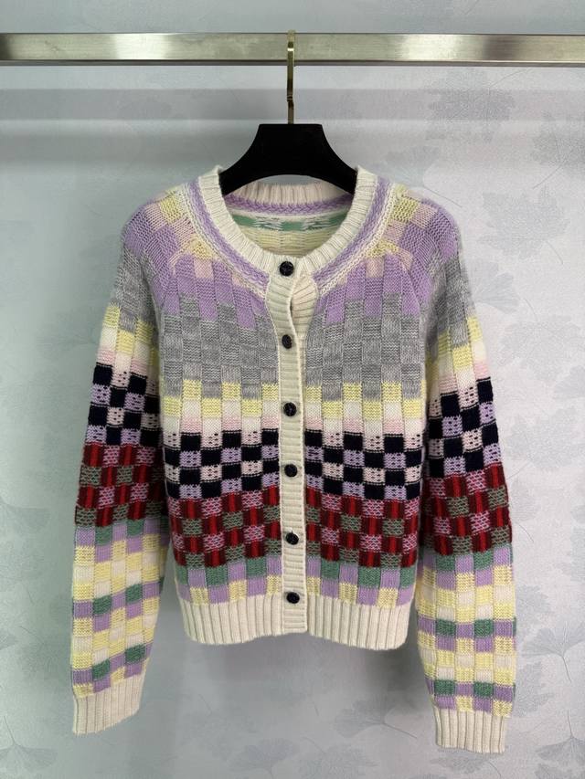 Er*知识分子时髦分穿搭，超级叠搭神器！重工艺费尔岛圆领羊绒开衫！彩色棋盘格提花又甜又有童趣。多巴胺撞色灵动俏皮减龄少女风气质单品。定制花纱进口100%羊绒纱线