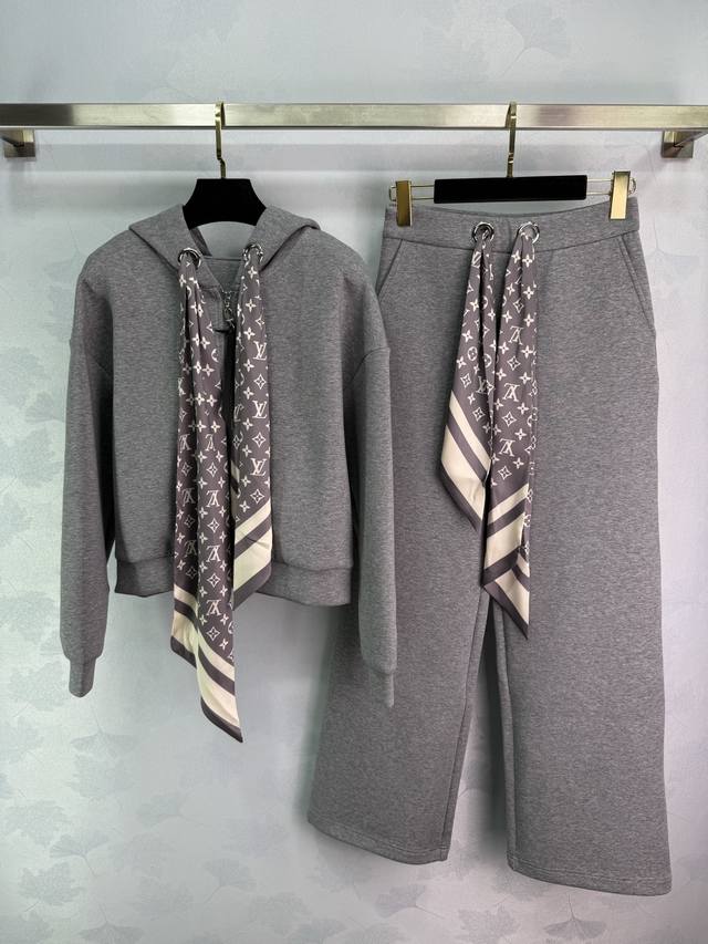 Lou*2025早秋新款丝巾连帽外套长裤套装！定制进口空气全棉材质 柔软亲肤 微弹有型 通体素色配合领边对称穿孔标志性四叶草字母徽标丝带装饰 彰显品牌调性 可松