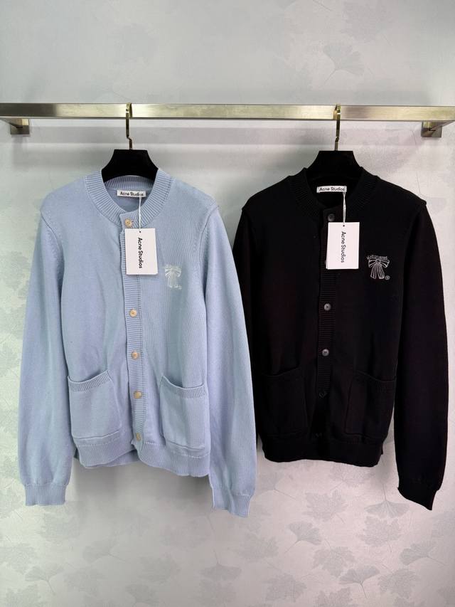 Ac*25秋冬新款蝴蝶结针织开衫 胸前精致蝴蝶结刺绣 金色纽扣点缀 双侧口袋设计实用美观 宽松版型百搭 面料柔软舒适 日常出行或聚会轻松驾驭！2色3码Sml