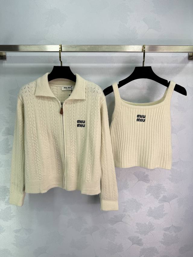 Miumi*2025早秋新款吊带针织开衫两件套！定制羊毛纱线织造 质感高级舒适 吊带搭配开衫两件套设计 背心细吊带胸前装点标志性字母徽标图案 彰显品牌个性 凸显