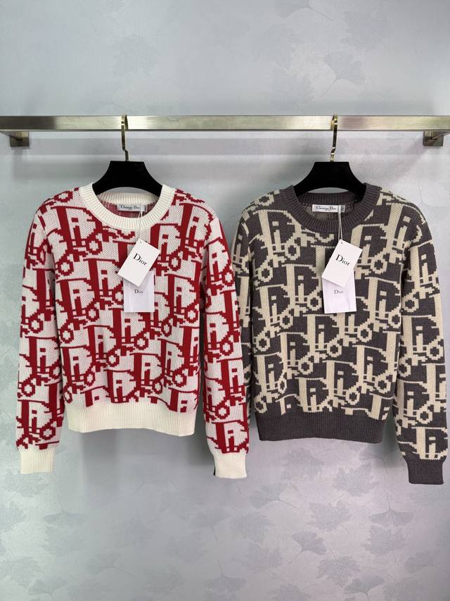 Dio*2025早秋新款提花长袖套头毛衣！定制进口羊毛针织材质 柔软舒适 领口包边饰以弹力螺纹贴合收紧处理 增添造型层次感 通体铺满标志性字母提花元素 彰显品牌