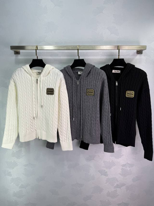 Miumi*2025早秋新款连帽拉链针织开衫！定制羊毛纱线织造 舒适有型 质感十足 连帽拉链开衫剪裁 竖坑条麻花编织排针密实 防风御寒效果一绝 上身自带松弛温柔
