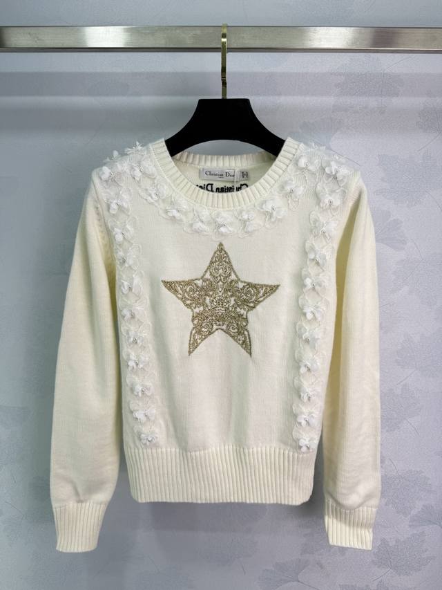 Dio*2025早秋新款立体蝴蝶长袖套头毛衣！定制羊毛针织材质 柔软舒适 圆领长袖毛衣剪裁 领口延伸至衣摆立体蝴蝶装饰 配合刺绣金色五角星 组合成丰富协调的森系